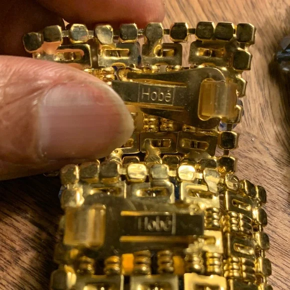 Vintage Hobe Pearl & Gold With Blue Rhinestones Bracelet & Earrings Set - Picture 5 of 7